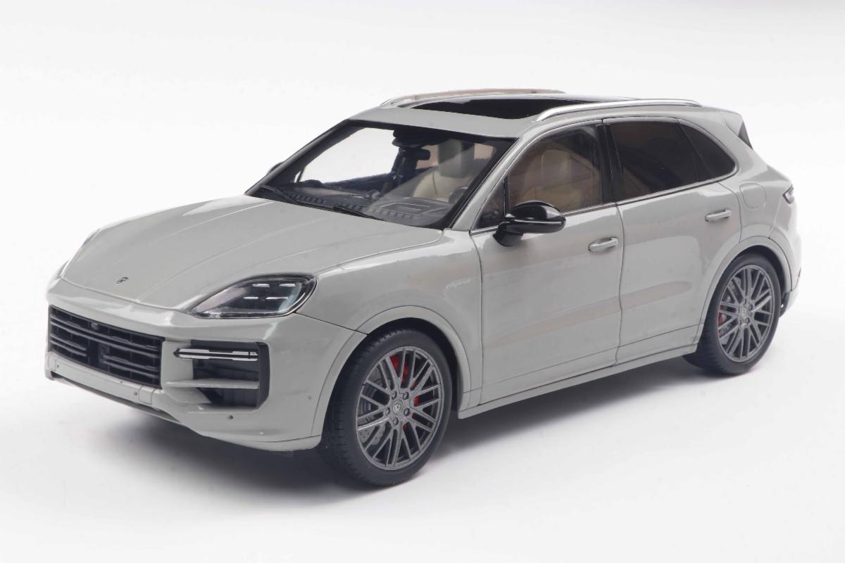 Solido 2024 Porsche Cayenne Turbo S Coupe Chalk Grey (Crayon) 1:18