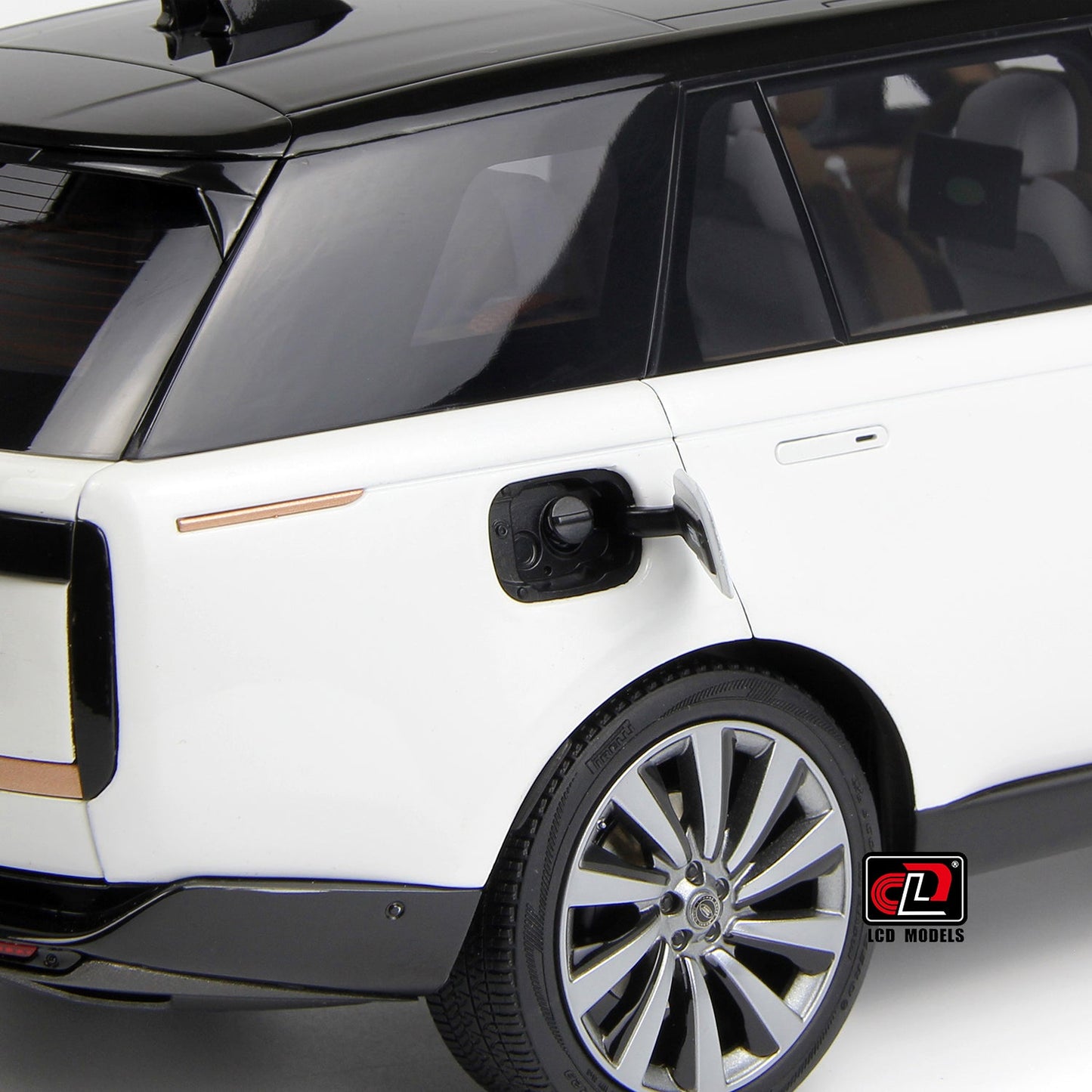 LCD 2022 Land Rover Range Rover SV Serenity White w/ Black Roof 1:18