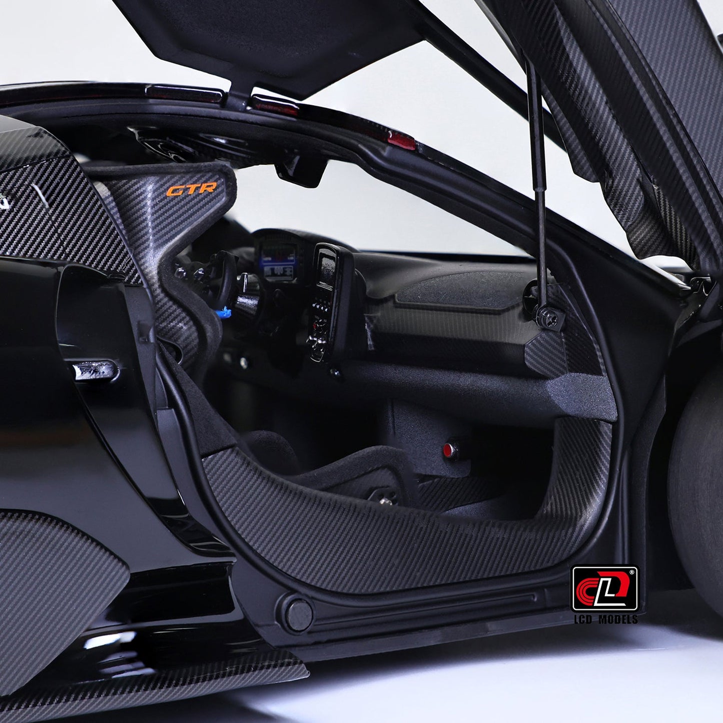 LCD Mclaren Senna GTR Black 1:18