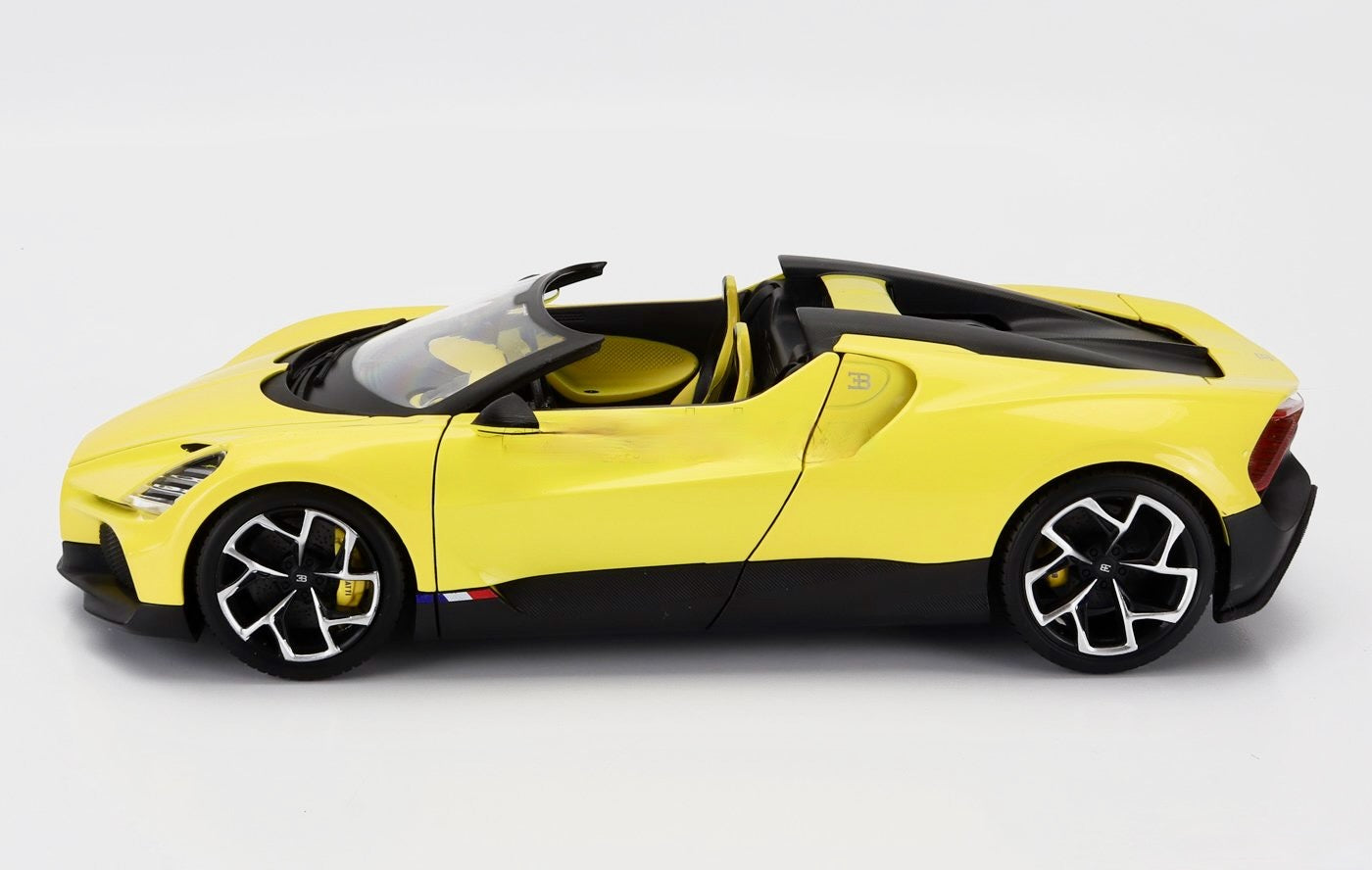 Bburago 2023 Bugatti W16 Mistral Yellow 1:18
