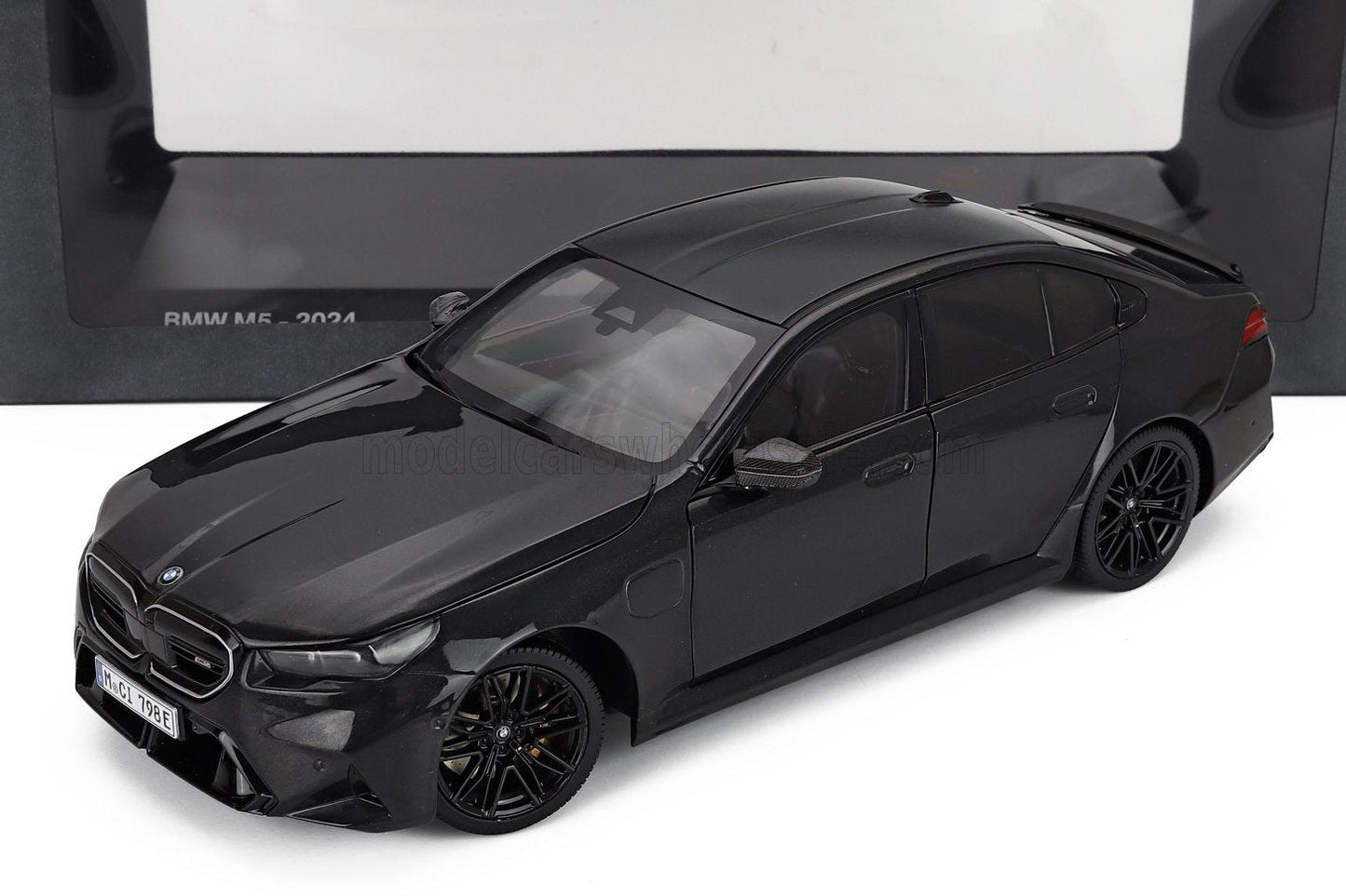 Minichamps 2024 BMW M5 (G90) Sophisto Grey Metallic 1:18 DEALER EDITION