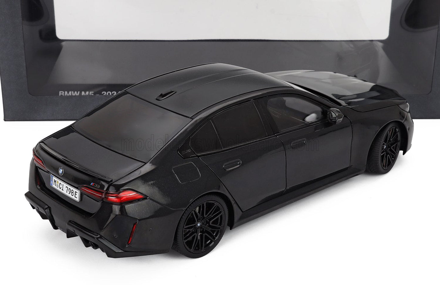 Minichamps 2024 BMW M5 (G90) Sophisto Grey Metallic 1:18 DEALER EDITION