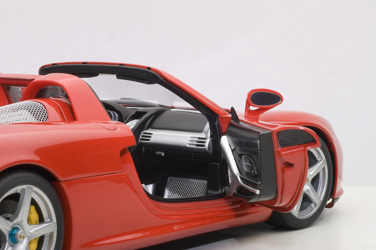 AUTOart Millennium Porsche Carrera GT Guards Red DIECAST 1:18
