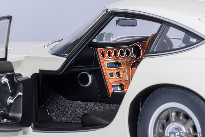 AUTOart 1967 Toyota 2000GT (Upgraded Version) White 1:18
