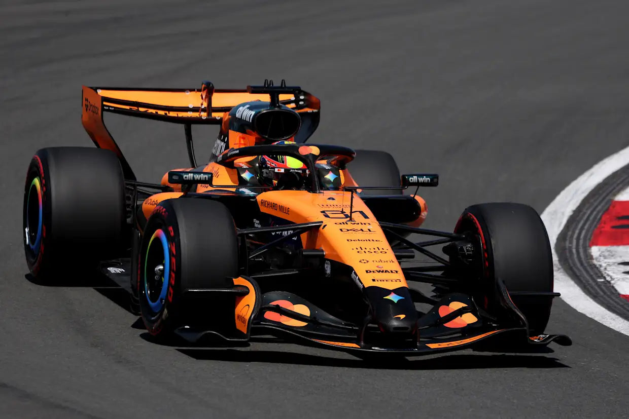 Spark-Model Mclaren Mastercard F1 Team MCL40 #81 2nd Japanese GP (Piastri) 2026 1:18 WITH DISPLAY