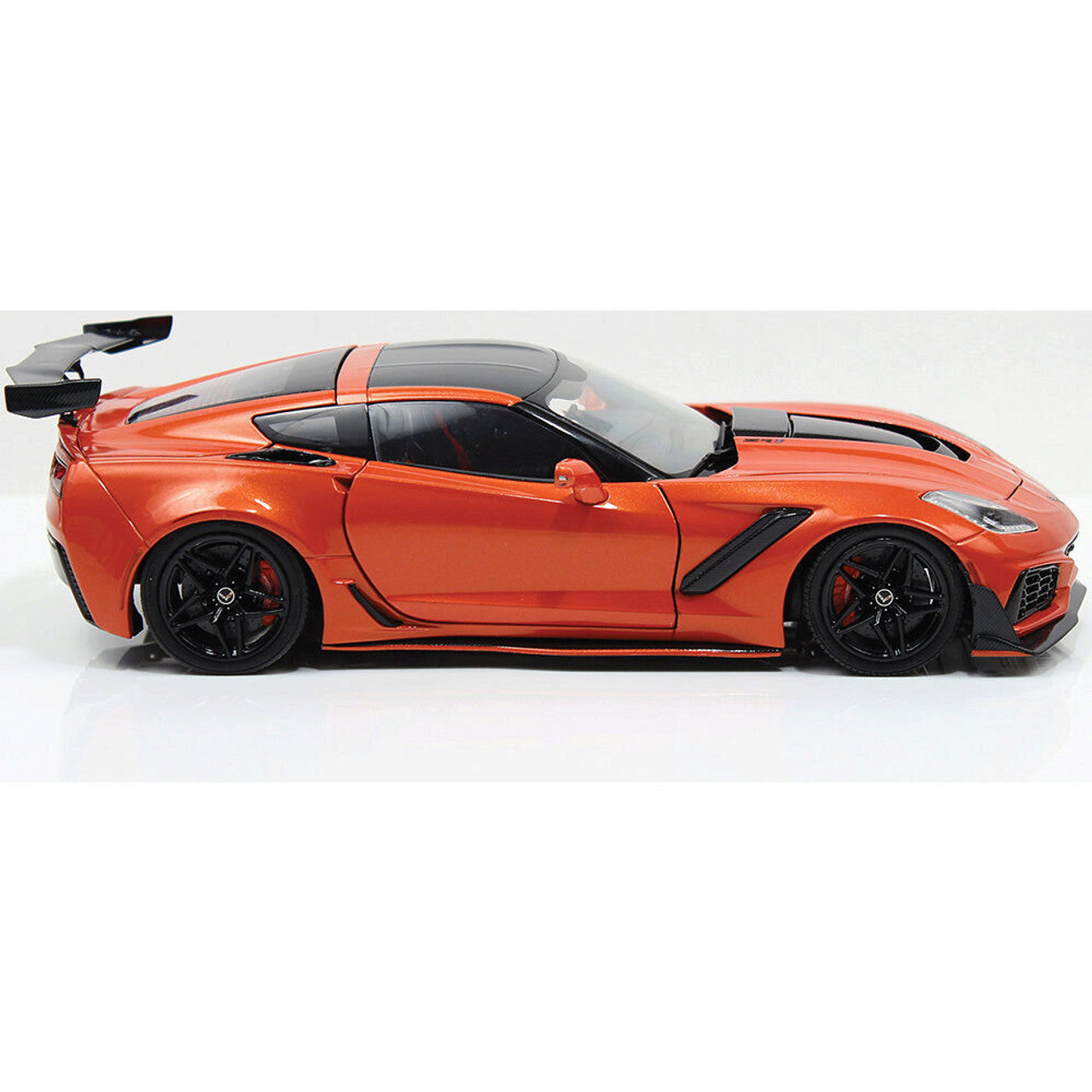 Ixo 2019 Chevy Corvette ZR1 Sebring Orange Tintcoat 1:18