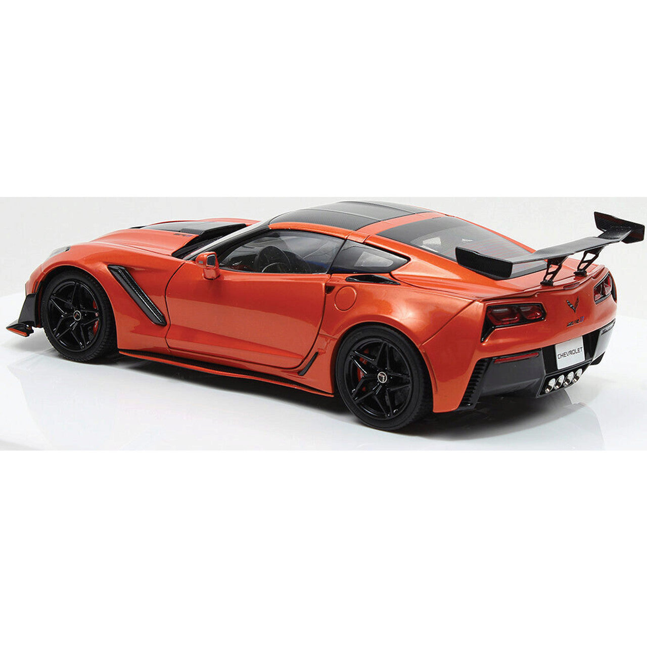 Ixo 2019 Chevy Corvette ZR1 Sebring Orange Tintcoat 1:18