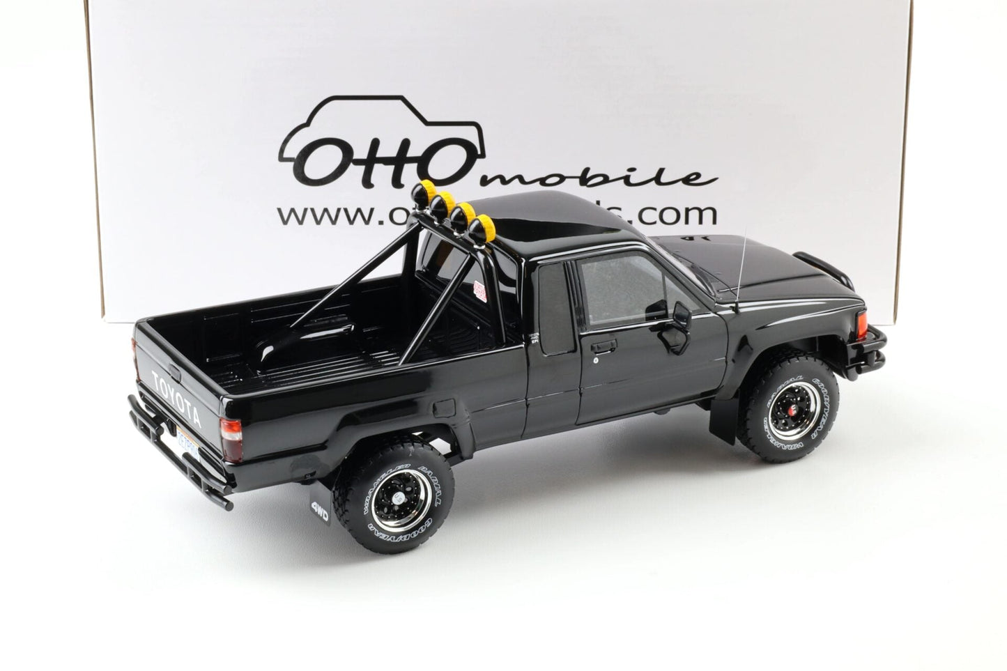 Otto 1985 Toyota Hilux SR5 Pickup Truck Glossy Black 202 1:18