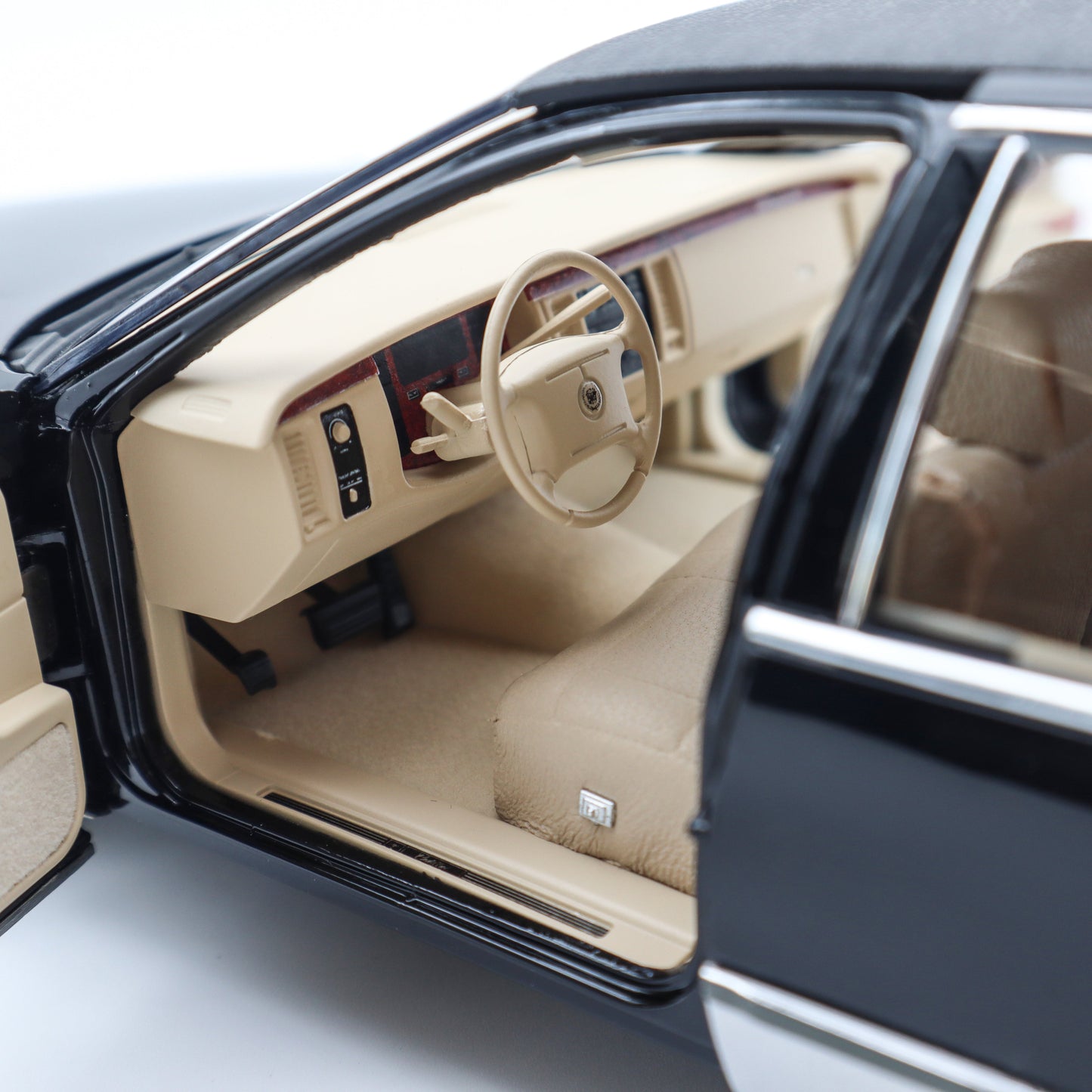 Xiaoguang Model 1994 Cadillac Fleetwood Brougham Black 1:18