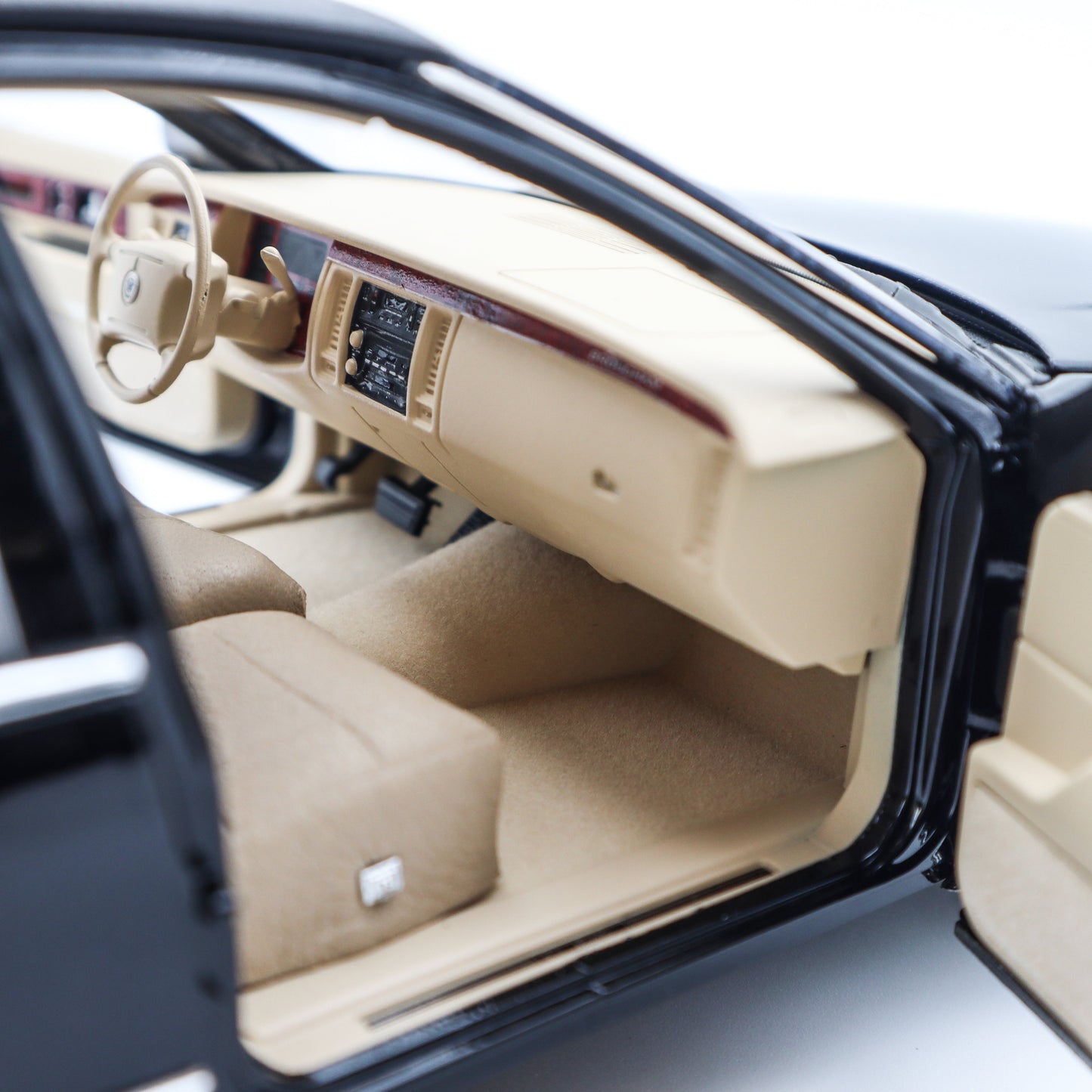 Xiaoguang Model 1994 Cadillac Fleetwood Brougham Black 1:18