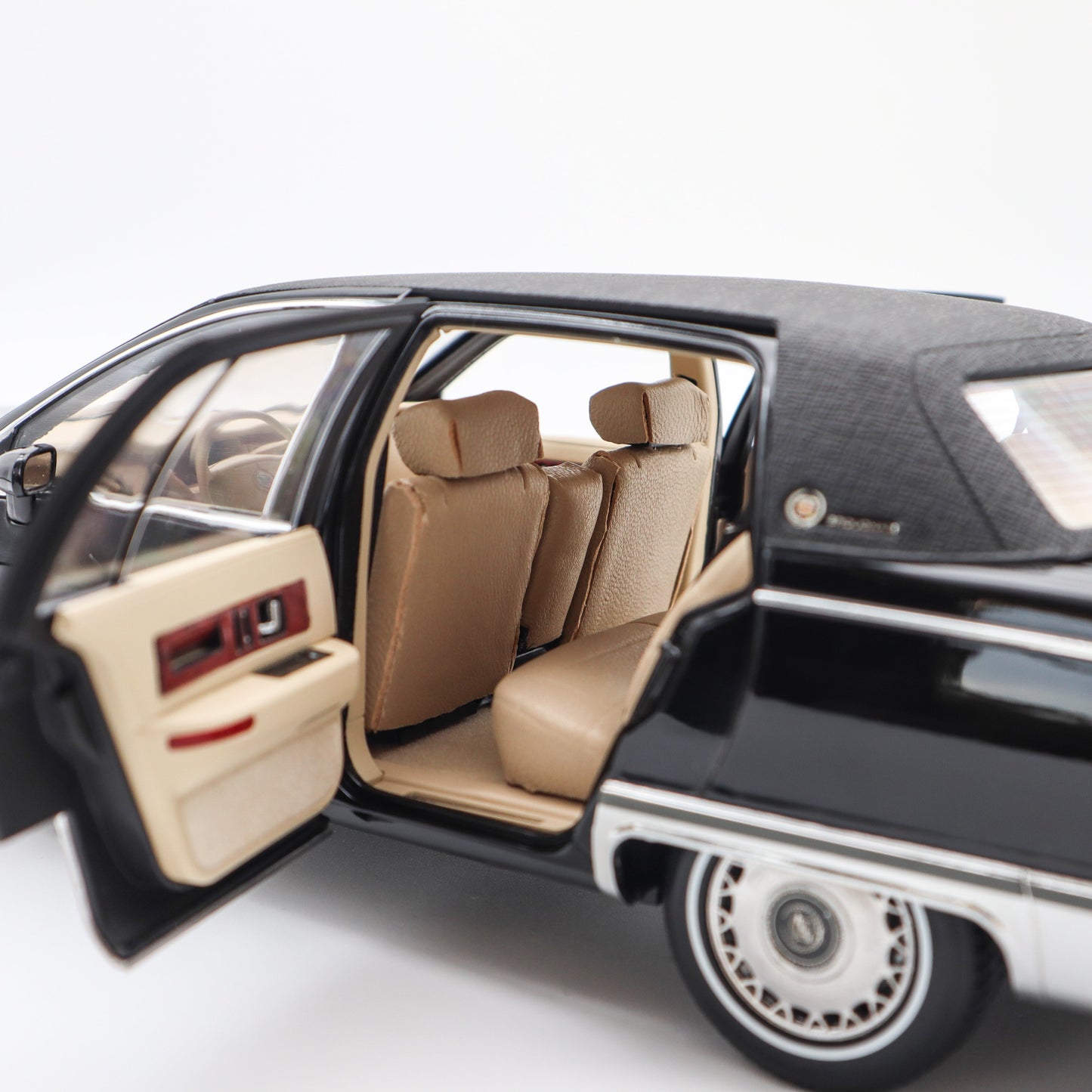 Xiaoguang Model 1994 Cadillac Fleetwood Brougham Black 1:18