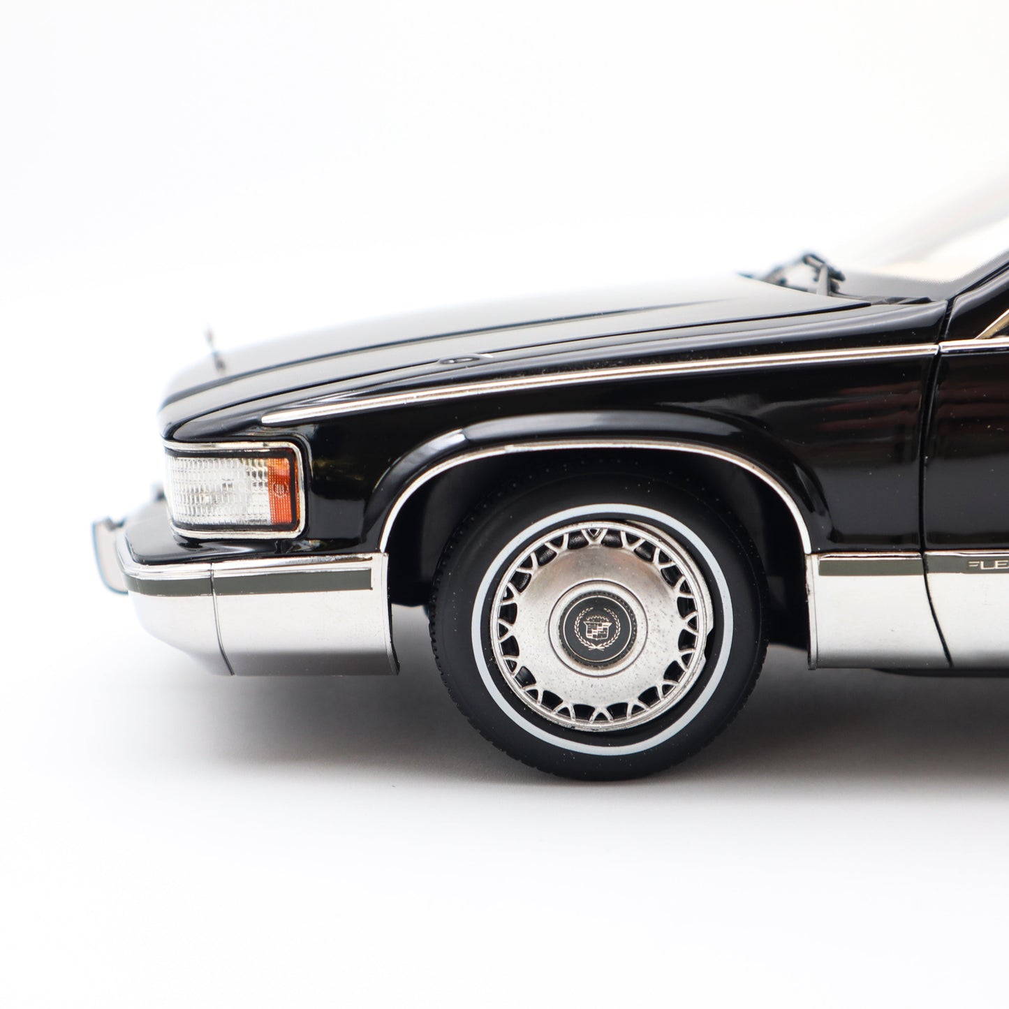 Xiaoguang Model 1994 Cadillac Fleetwood Brougham Black 1:18