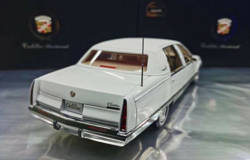 Xiaoguang Model 1993 Cadillac Fleetwood Brougham White 1:18