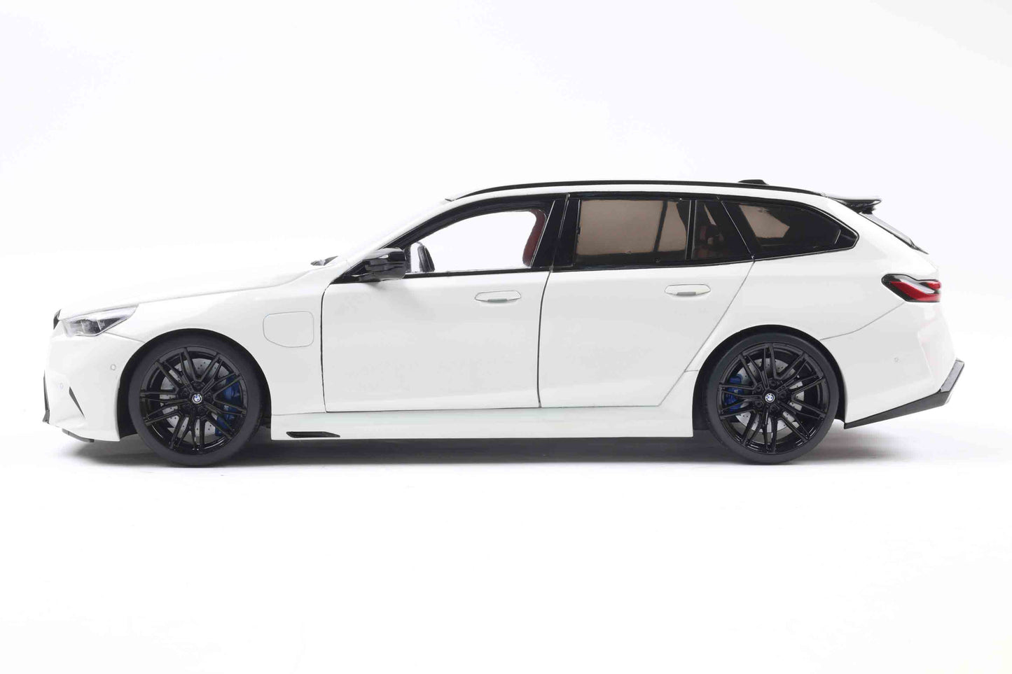 Solido 2024 BMW M5 (G99) Touring M Wagon Alpine White 1:18
