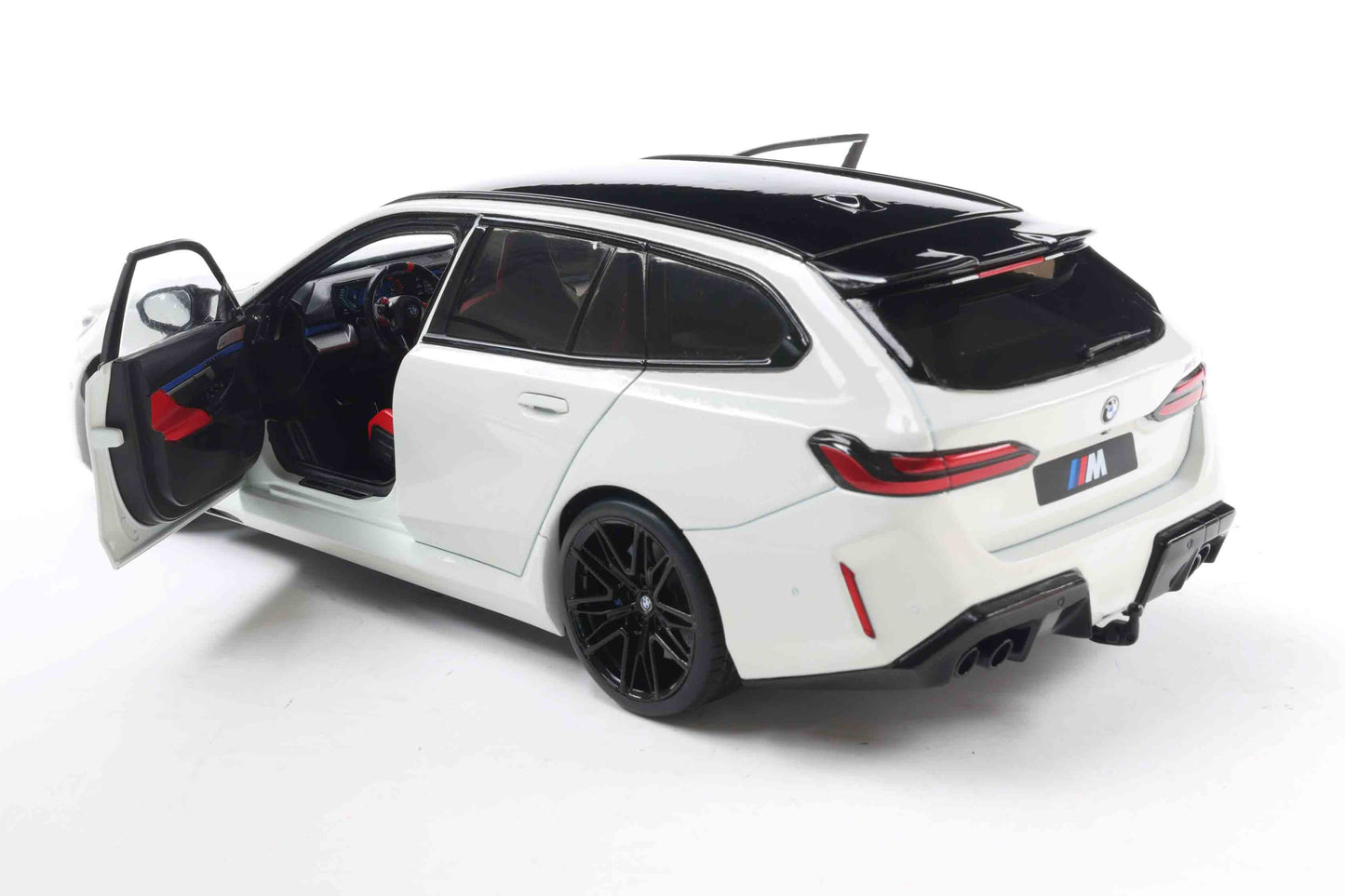 Solido 2024 BMW M5 (G99) Touring M Wagon Alpine White 1:18