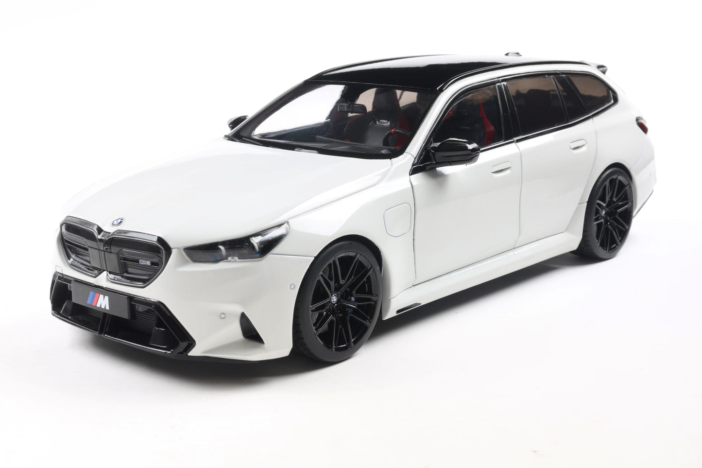 Solido 2024 BMW M5 (G99) Touring M Wagon Alpine White 1:18