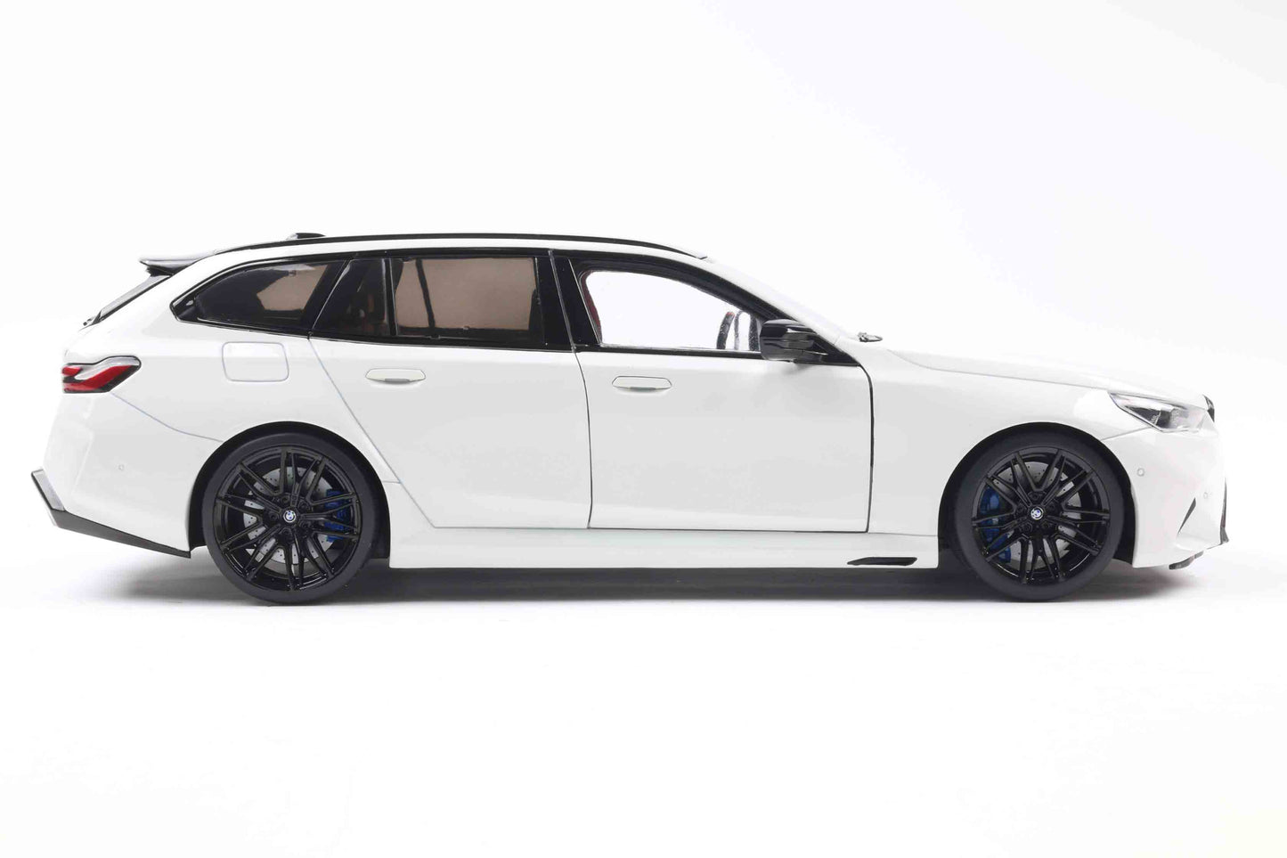 Solido 2024 BMW M5 (G99) Touring M Wagon Alpine White 1:18