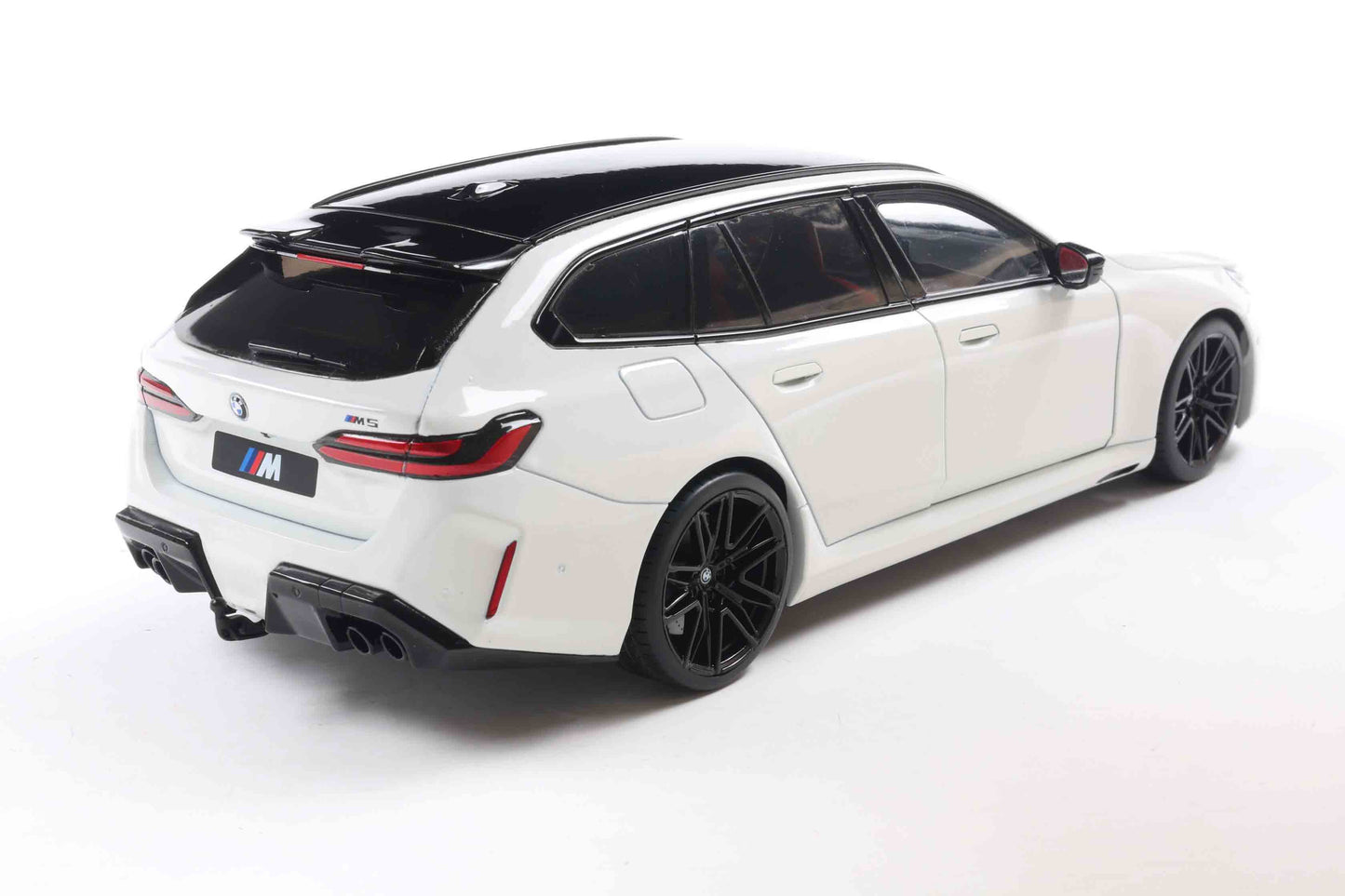 Solido 2024 BMW M5 (G99) Touring M Wagon Alpine White 1:18