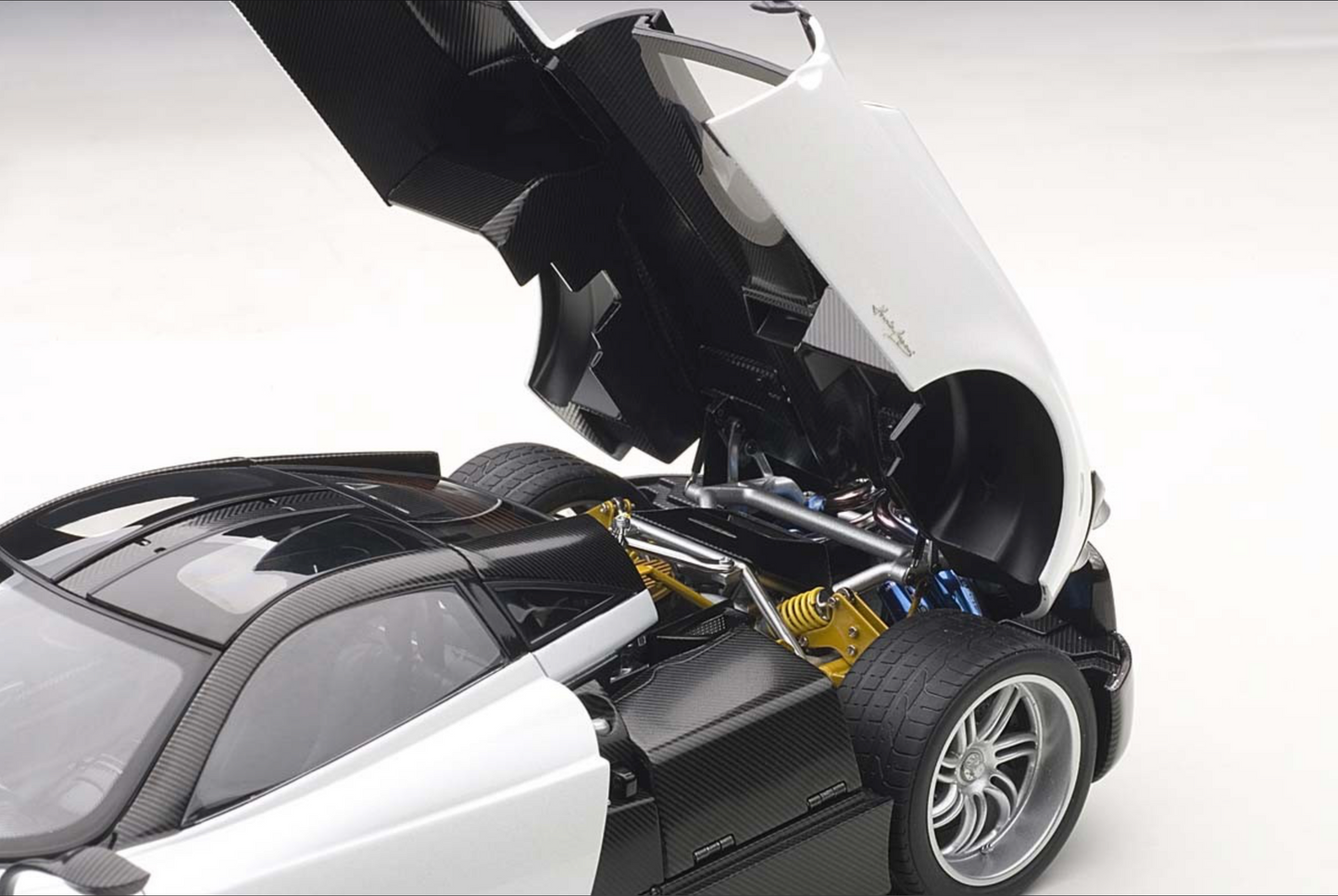 AUTOart Signature Pagani Huayra White DIECAST 1:18