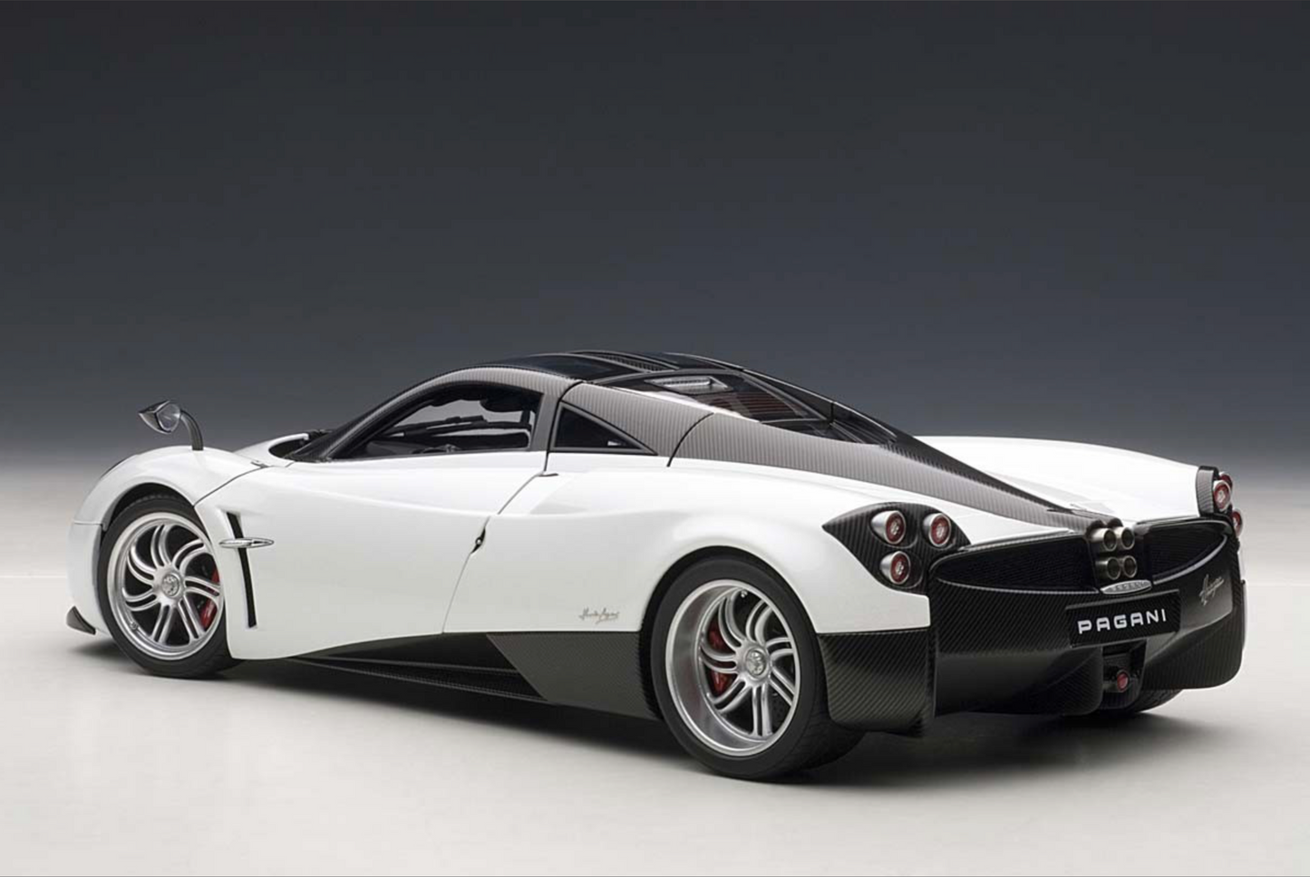 AUTOart Signature Pagani Huayra White DIECAST 1:18