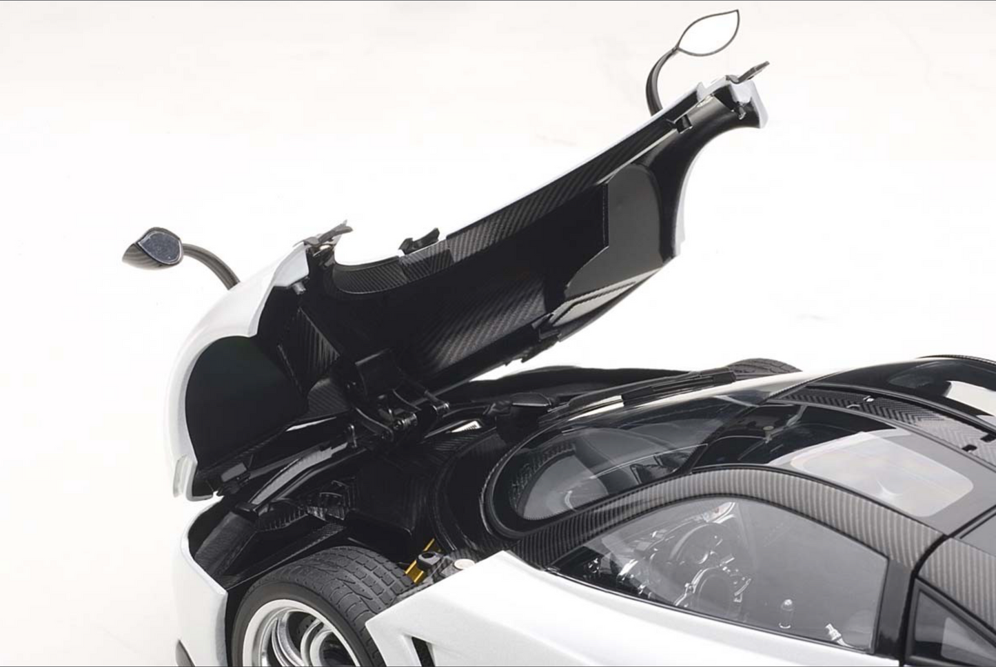 AUTOart Signature Pagani Huayra White DIECAST 1:18