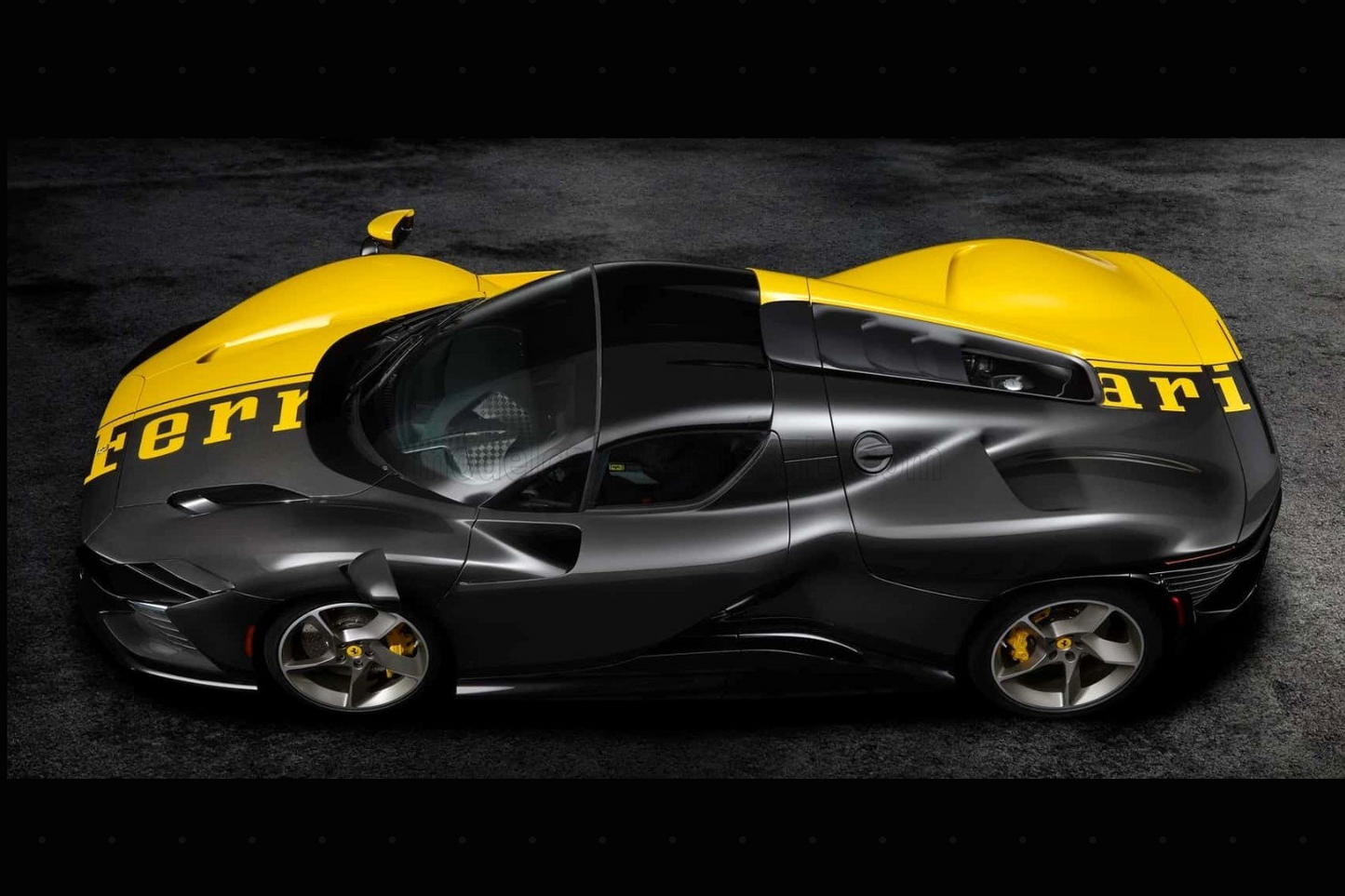Bburago 2022 Ferrari Daytona SP3 Special Livery Giallo Modena w/ Carbon Fiber 1:18 WITH DISPLAY