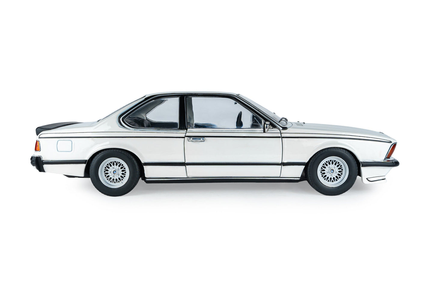 Solido 1984 BMW 635 CSI (E24) White 1:18
