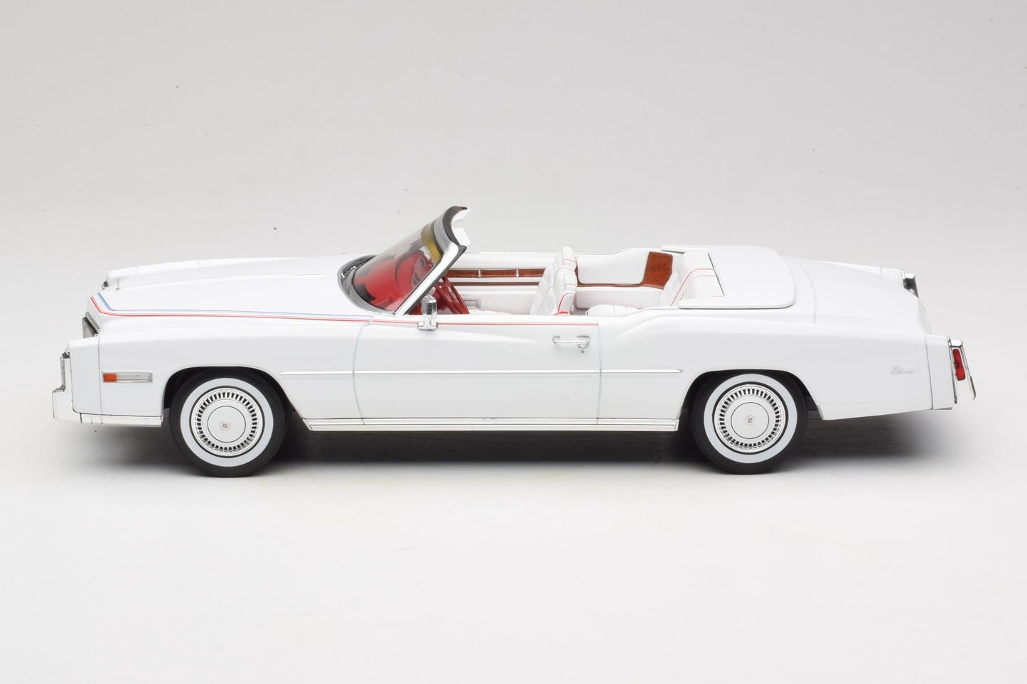 MCG 1976 Cadillac Eldorado Convertible White 1:18