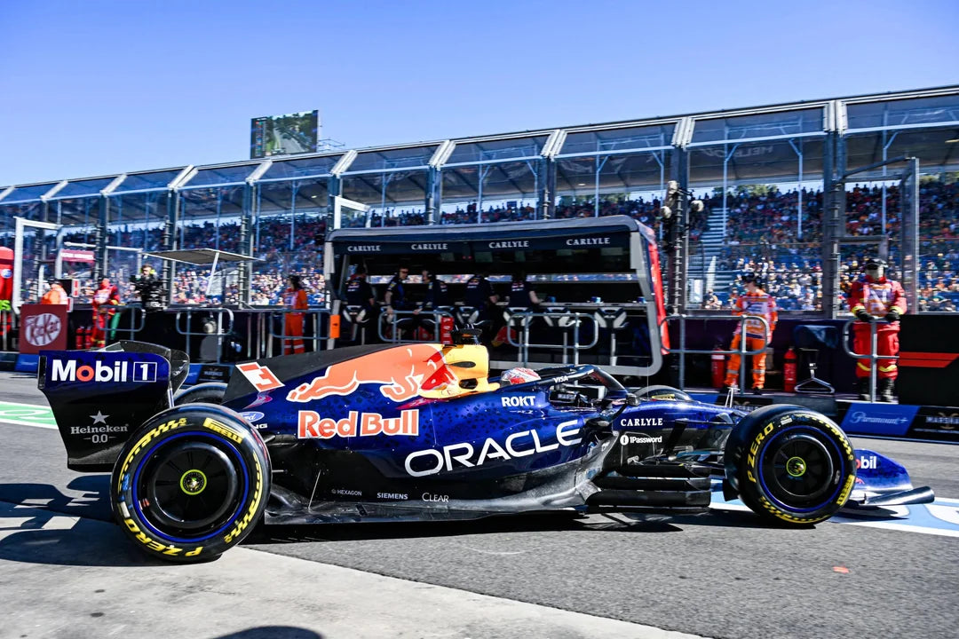 Spark-Model F1 RB22 Team Oracle Red Bull Racing #3 6th Australian GP 2026 (Verstappen) 1:18 WITH DISPLAY