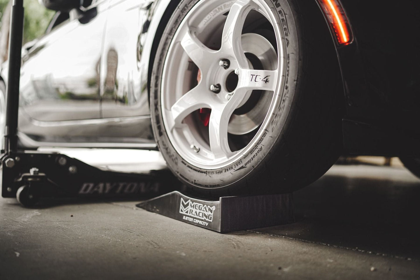 Megan Racing 1-Piece Ramps Single Piece 17" Length x 2.5" Lift Height Black 2.5T Load MR-RAMP-03
