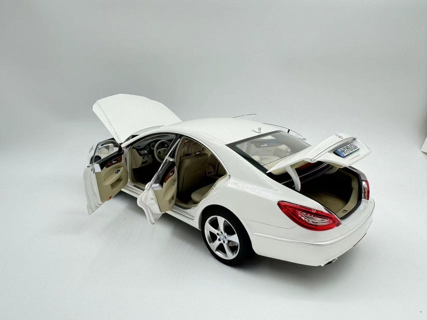 Norev 2011 Mercedes-Benz CLS-Class Coupe Brilliant White Metallic 1:18