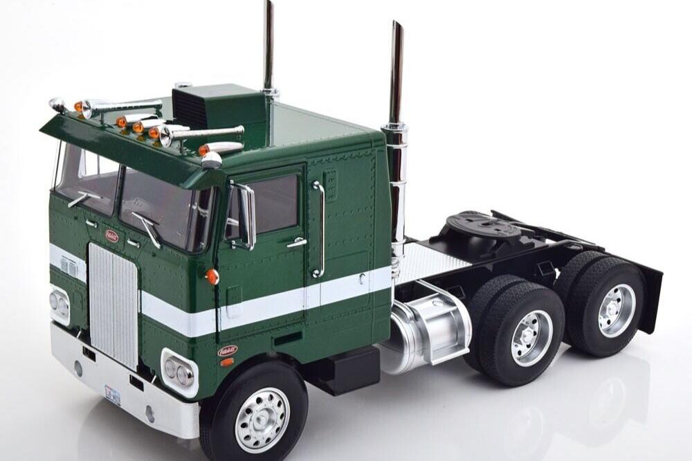 Road Kings 1977 Peterbilt 352 Pacemaker Semi Green and White 1:18