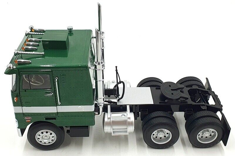 Road Kings 1977 Peterbilt 352 Pacemaker Semi Green and White 1:18