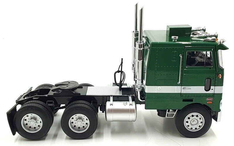 Road Kings 1977 Peterbilt 352 Pacemaker Semi Green and White 1:18
