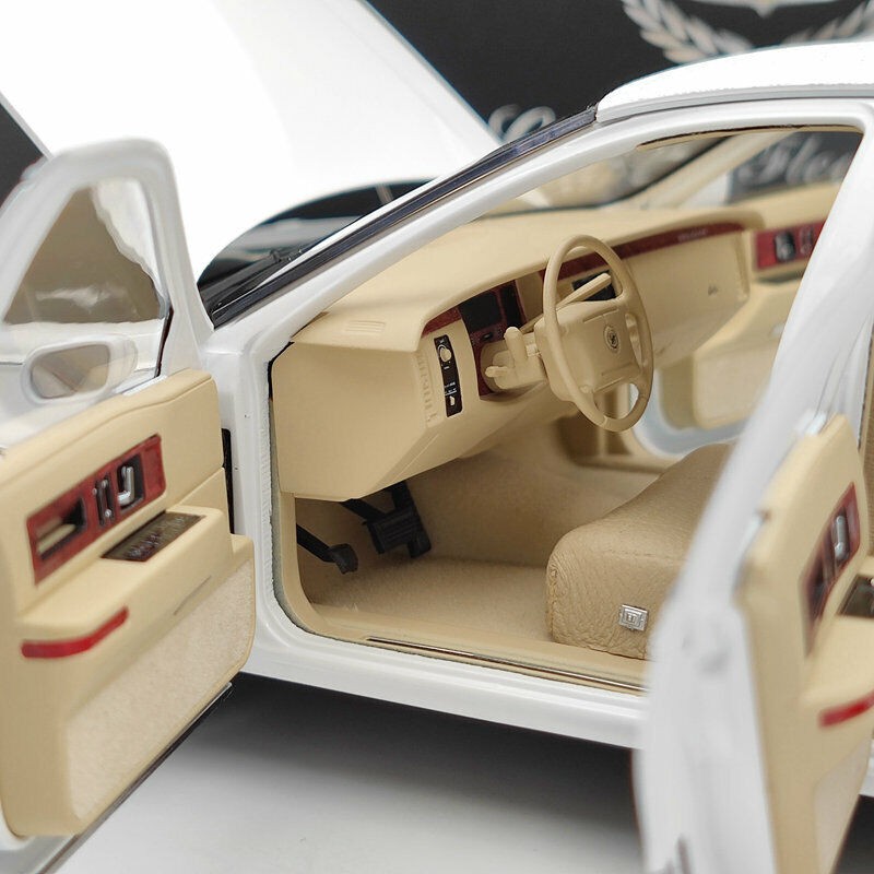 Xiaoguang Model 1993 Cadillac Fleetwood Brougham White 1:18