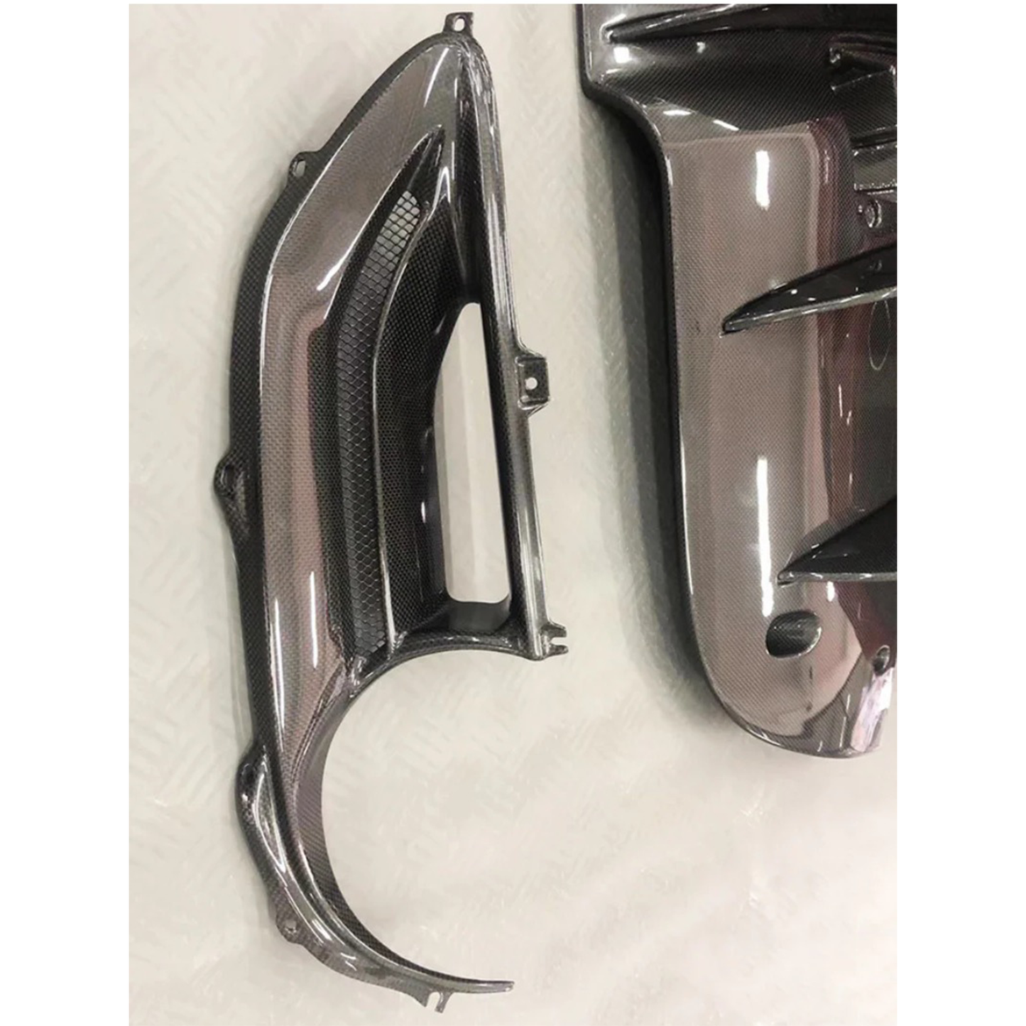C Style Carbon Fiber Rear Fog Tail Light Surround Cover for Ferrari 488 GTB / Spider